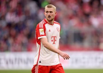 Asking price for Dutch defender revealed as Man United open formal talks with Bayern Munich