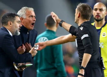 “One of the best in the world” – Mourinho takes sarcastic swipe at match official after red card