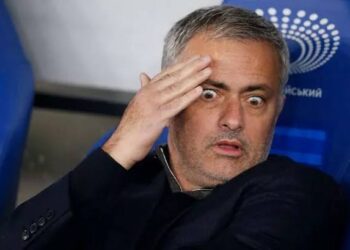 Mourinho injured in Fenerbahce training tackle as two Chelsea legends mock ex-Man United boss