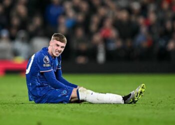 Palmer set to undergo injury scan after ‘limping’ out of Old Trafford following Martinez tackle