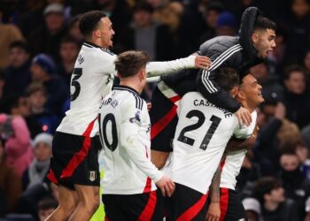 Fulham end 45-year curse at Chelsea with late Muniz strike; Newcastle overpower 10-man Aston Villa