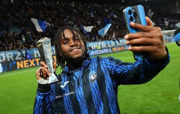 WATCH: Galatasaray-target Ademola Lookman picks first award of the season at Atalanta