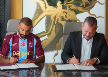 “Absolutely crazy” – Ex-Super Eagles skipper reacts to Mohamed Salah’s incredible Trabzonspor welcome