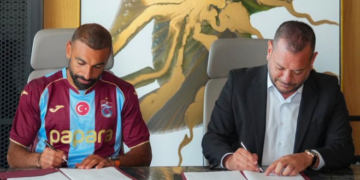 “Absolutely crazy” – Ex-Super Eagles skipper reacts to Mohamed Salah’s incredible Trabzonspor welcome